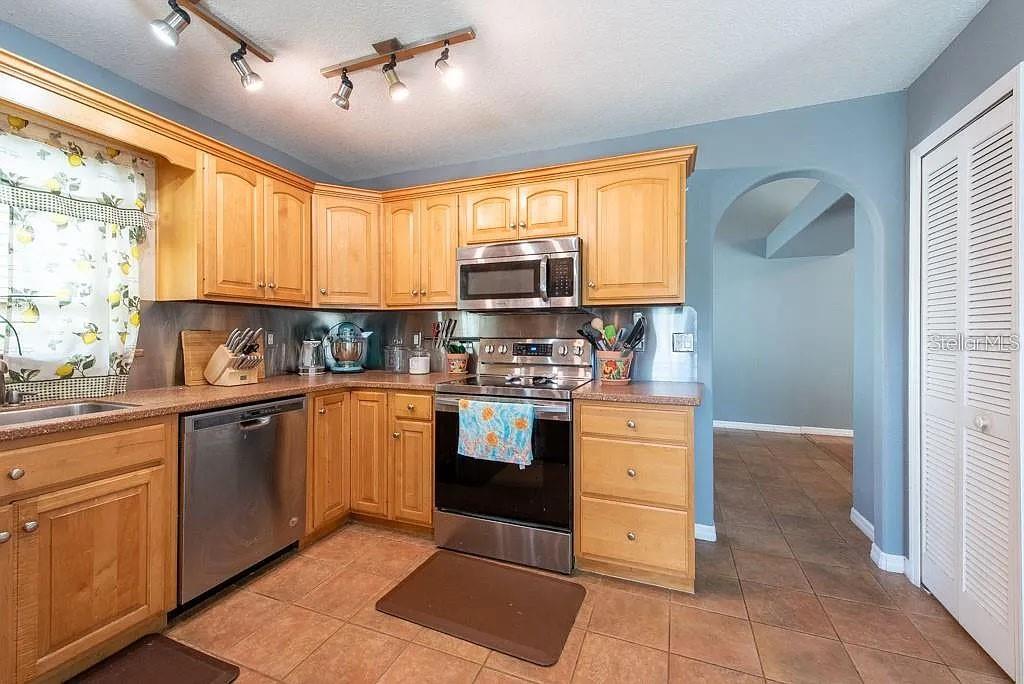Image 13 of 44 For 9415 Pebble Glen Avenue
