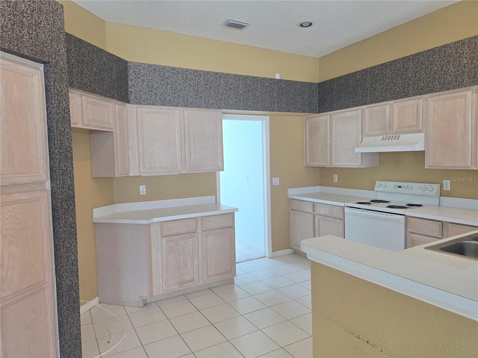 Listing photo id 14 for 13417 Iola Drive