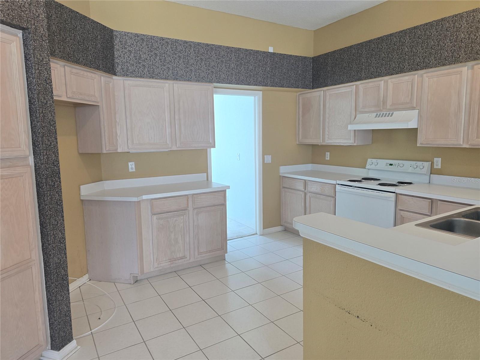 Listing photo id 15 for 13417 Iola Drive