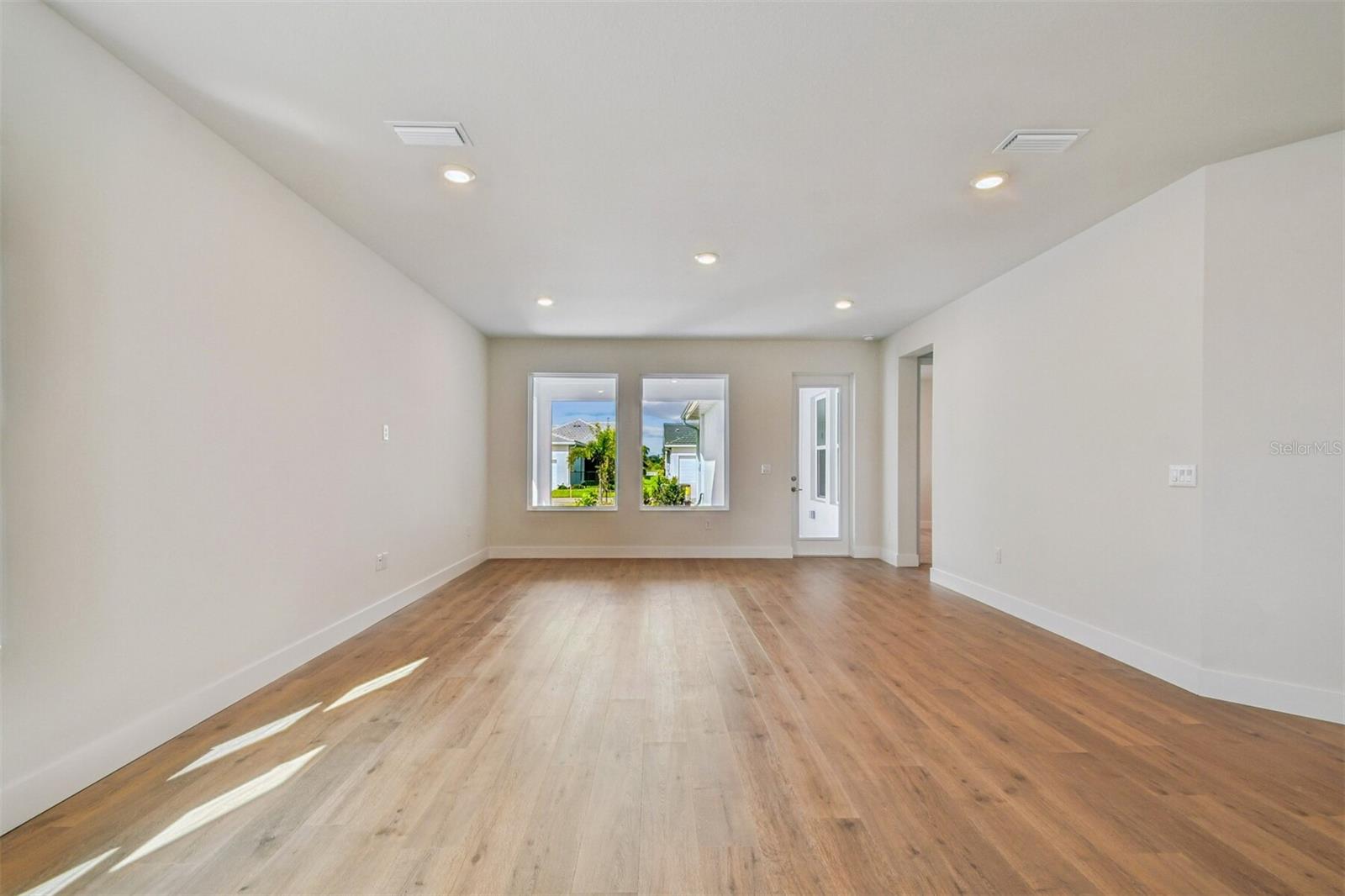 Image 13 of 36 For 711 Allora Avenue