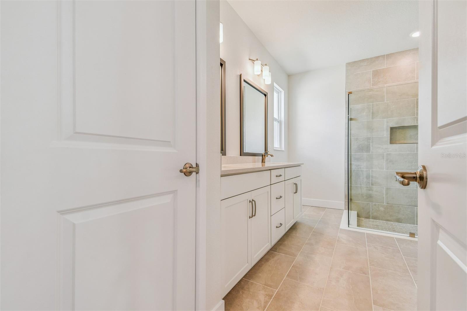 Image 19 of 36 For 711 Allora Avenue