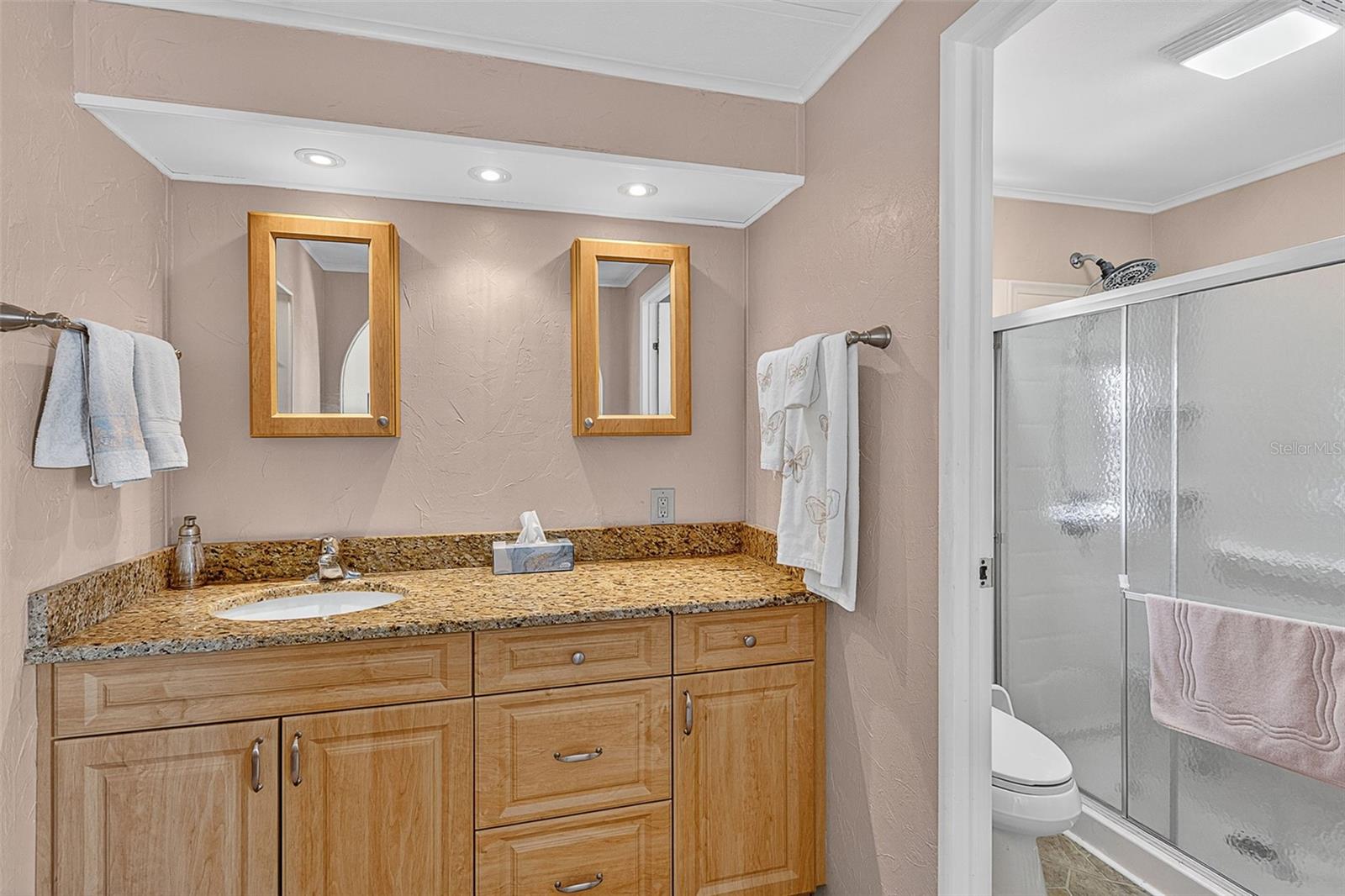 Image 17 of 77 For 658 La Sala  