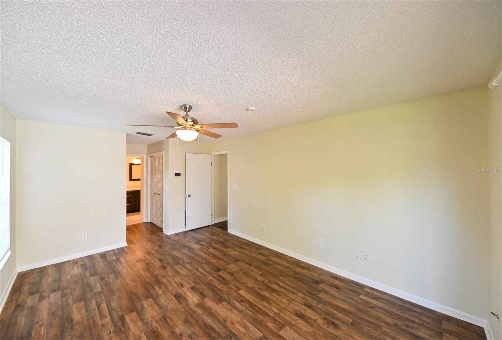 Image 12 of 40 For 10415 Oakbrook Drive