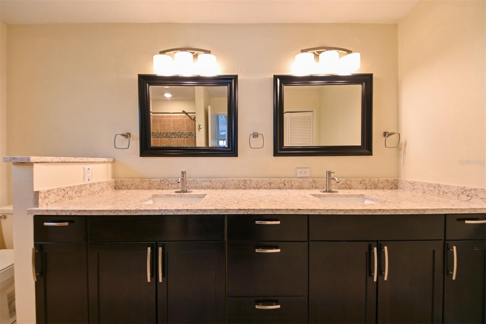 Image 13 of 40 For 10415 Oakbrook Drive