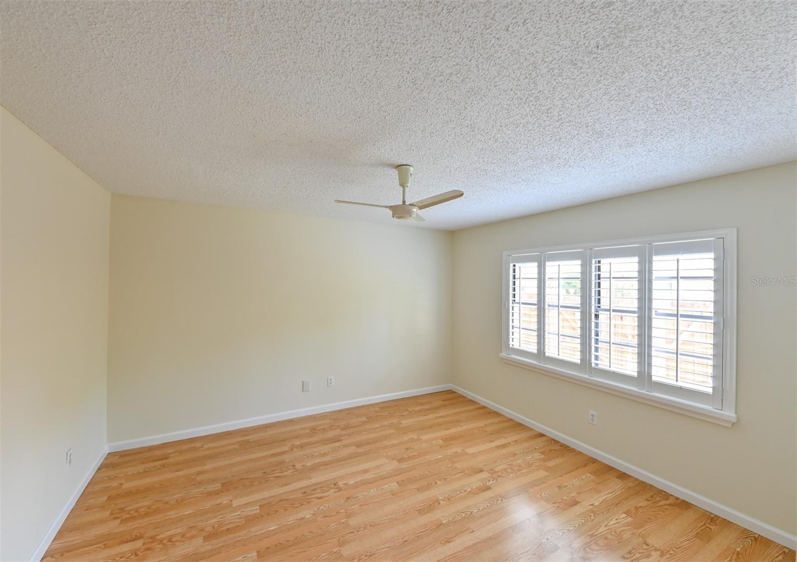 Image 16 of 40 For 10415 Oakbrook Drive