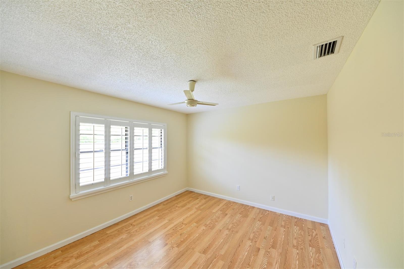Image 18 of 40 For 10415 Oakbrook Drive