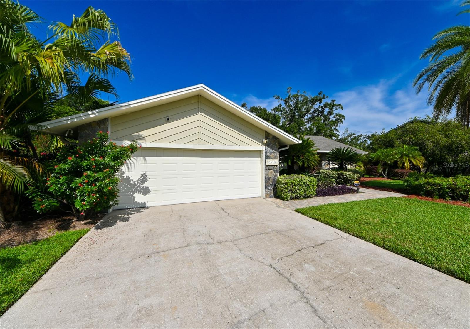 Image 38 of 40 For 10415 Oakbrook Drive