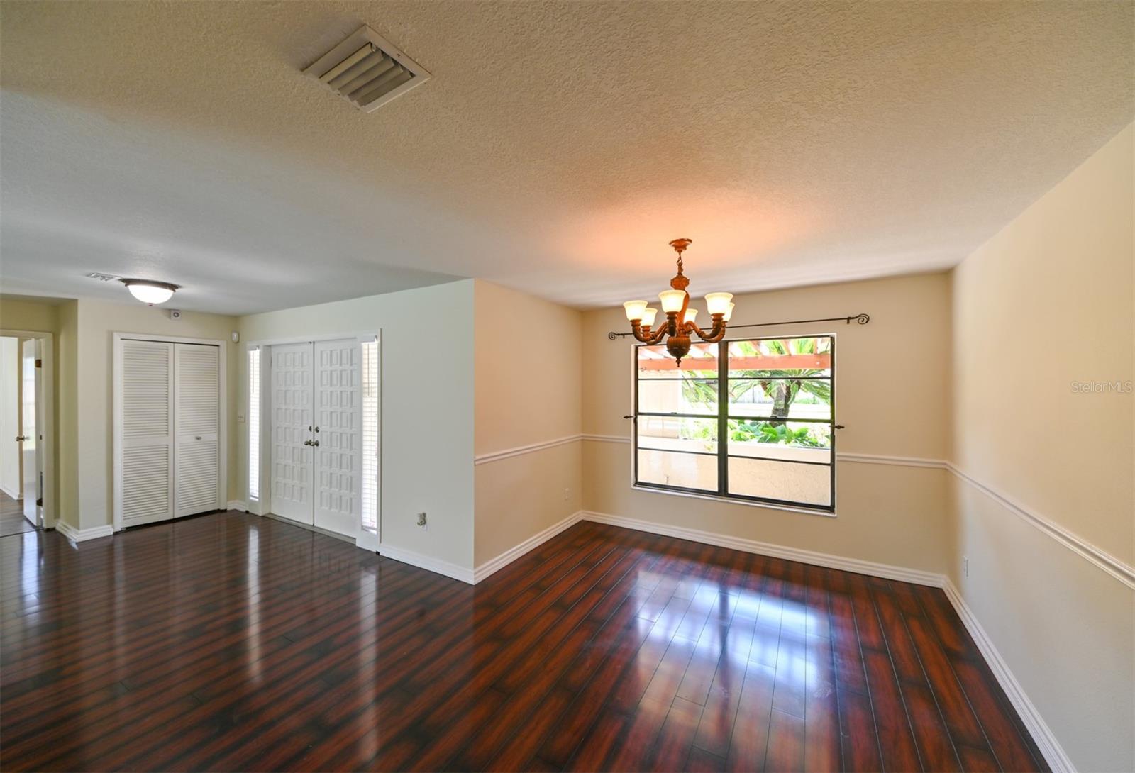 Image 8 of 40 For 10415 Oakbrook Drive