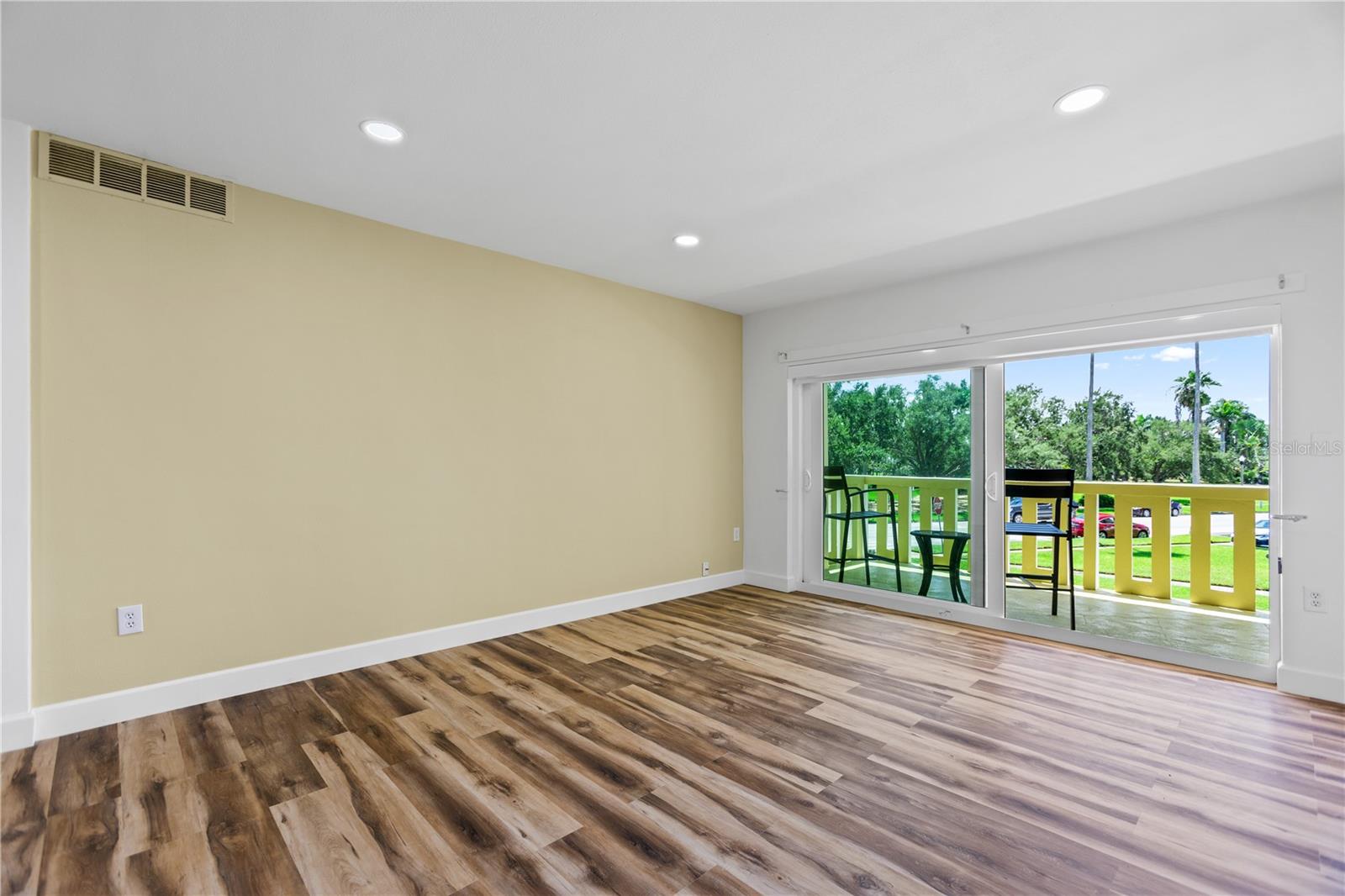 Image 7 of 23 For 1200 Shore Drive Ne 204