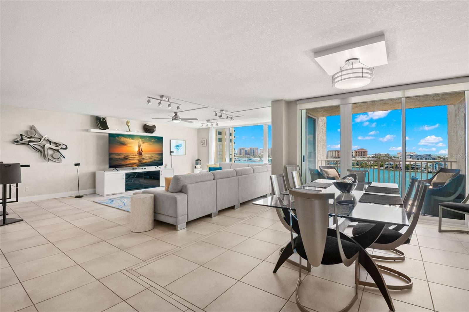 Image 10 of 58 For 736 Island Way 604