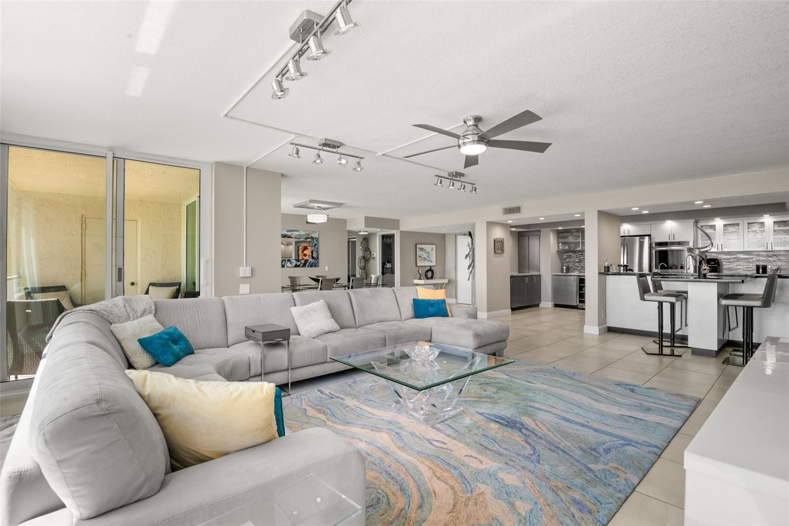 Image 14 of 58 For 736 Island Way 604