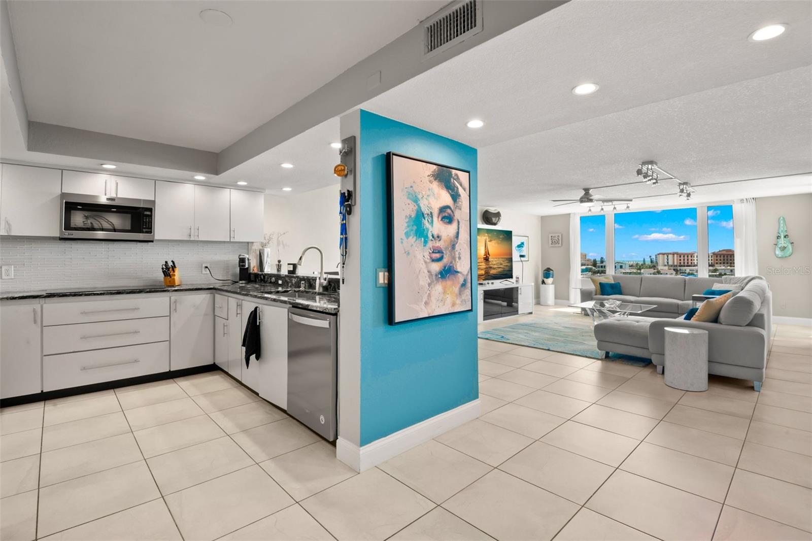 Image 17 of 58 For 736 Island Way 604