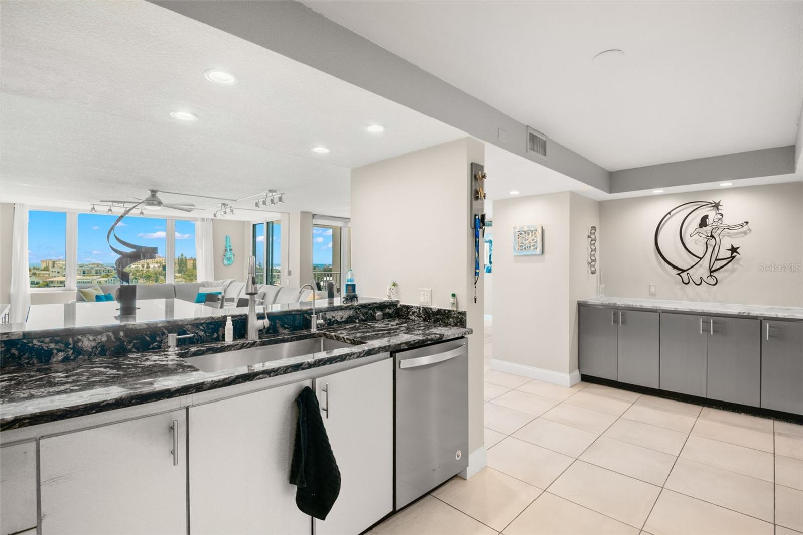 Image 20 of 58 For 736 Island Way 604
