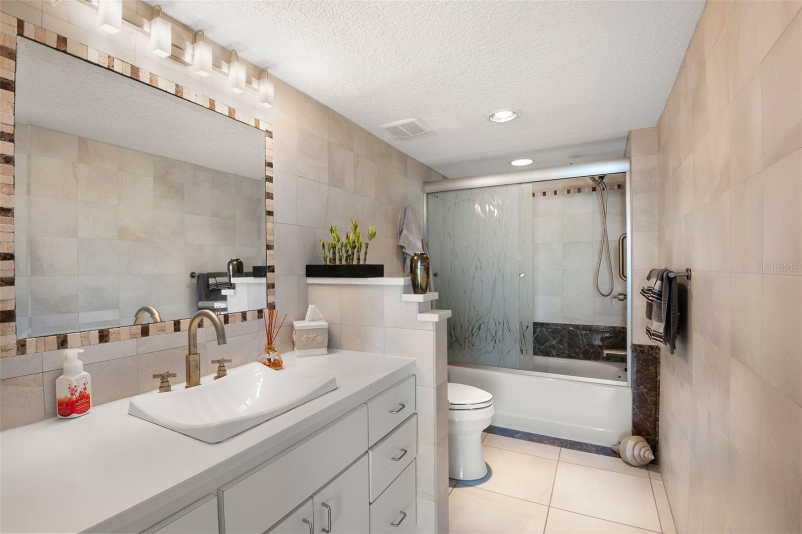 Image 40 of 58 For 736 Island Way 604