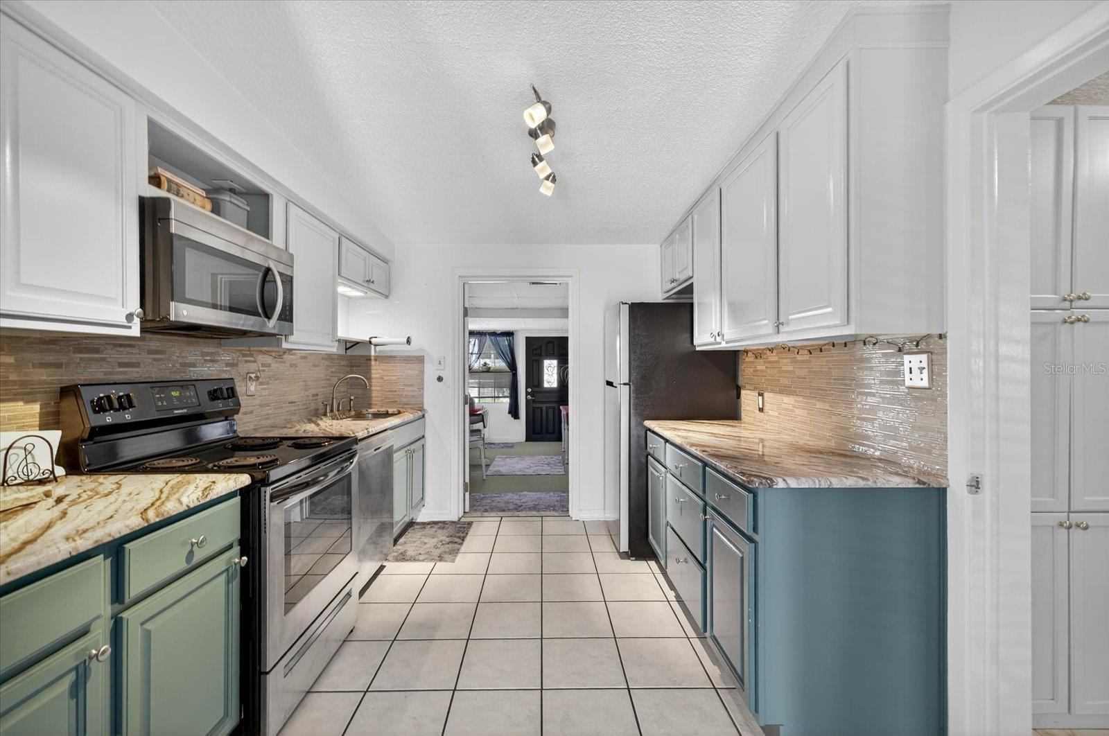 Image 15 of 28 For 11031 Martha Avenue