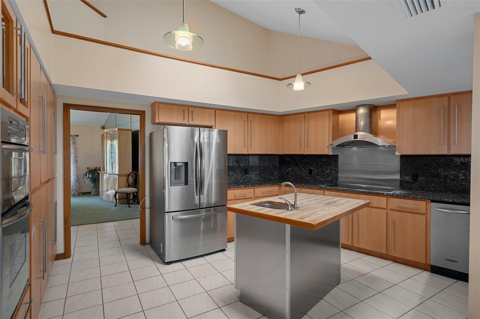 Listing photo id 19 for 228 Lakeside Drive
