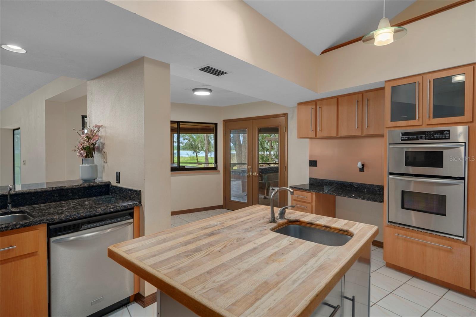 Listing photo id 22 for 228 Lakeside Drive