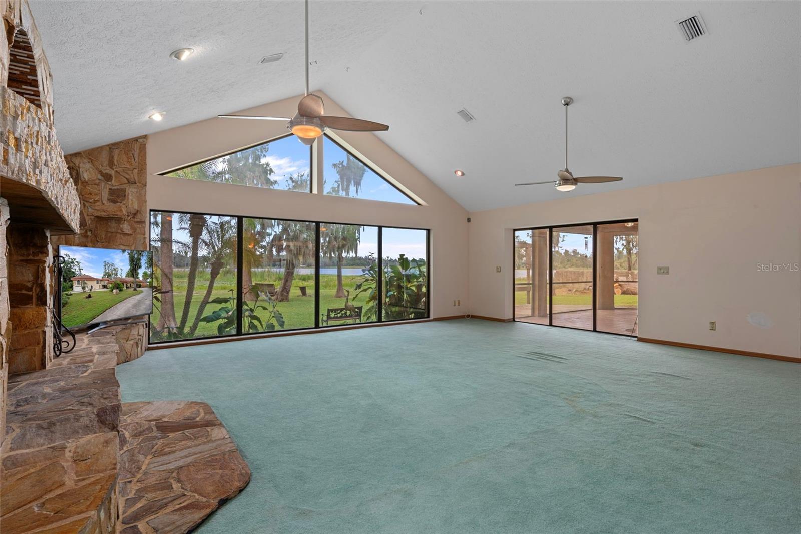 Listing photo id 25 for 228 Lakeside Drive