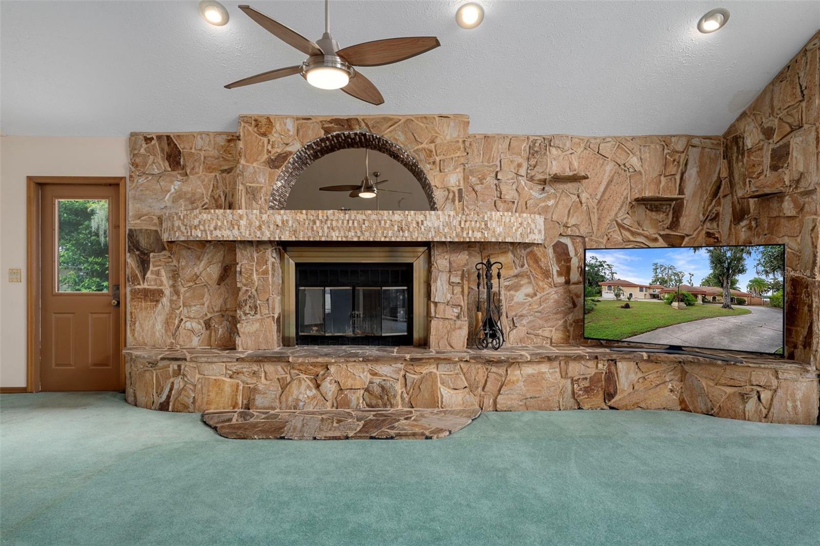 Listing photo id 27 for 228 Lakeside Drive