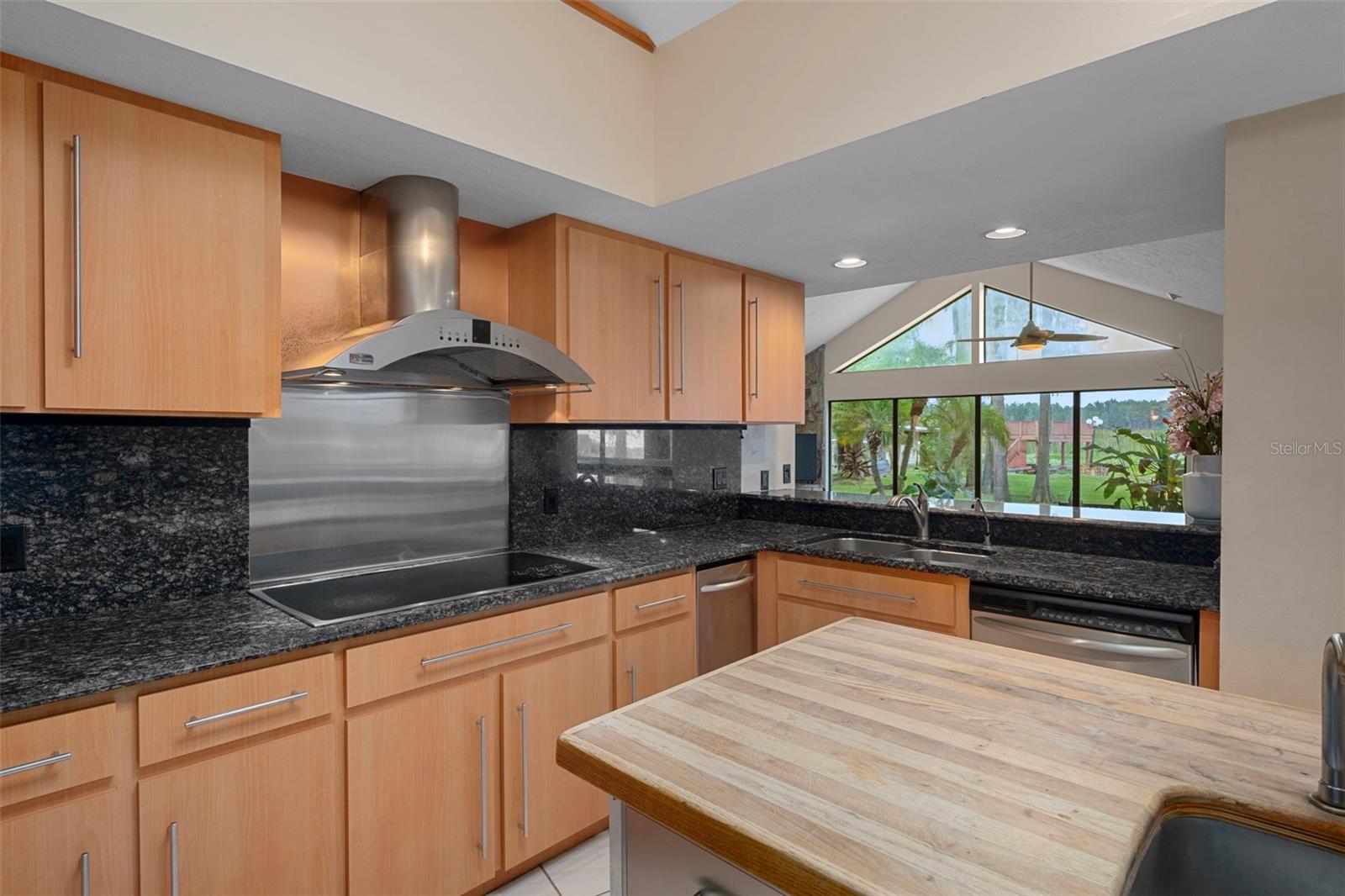 Listing photo id 2 for 228 Lakeside Drive