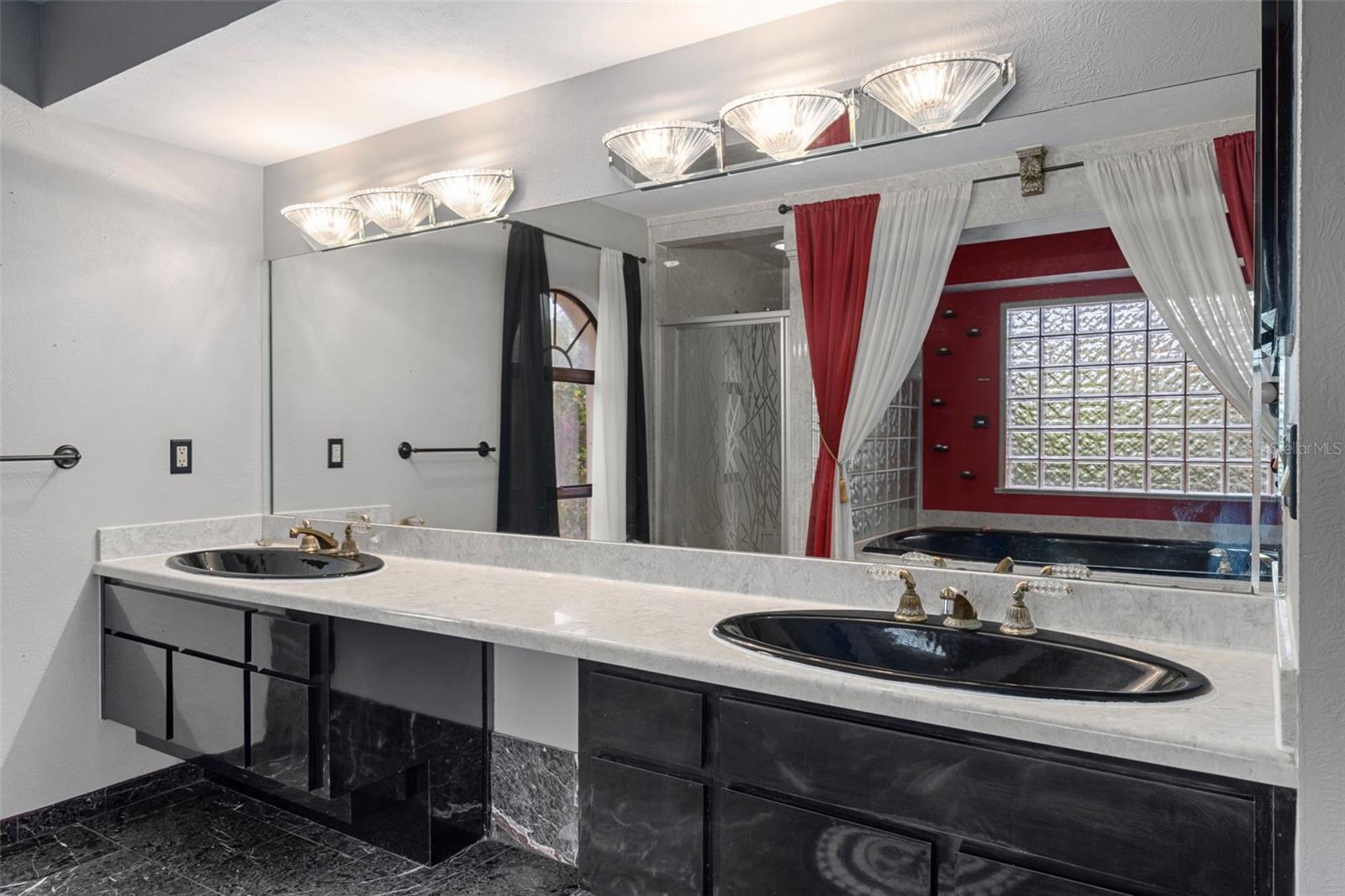 Listing photo id 38 for 228 Lakeside Drive
