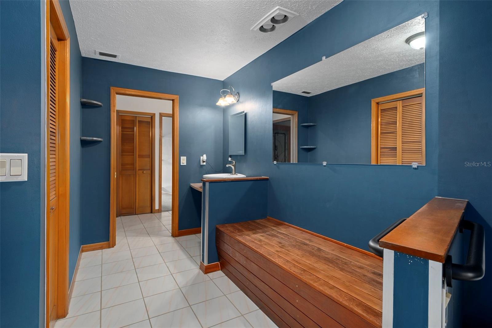Listing photo id 45 for 228 Lakeside Drive