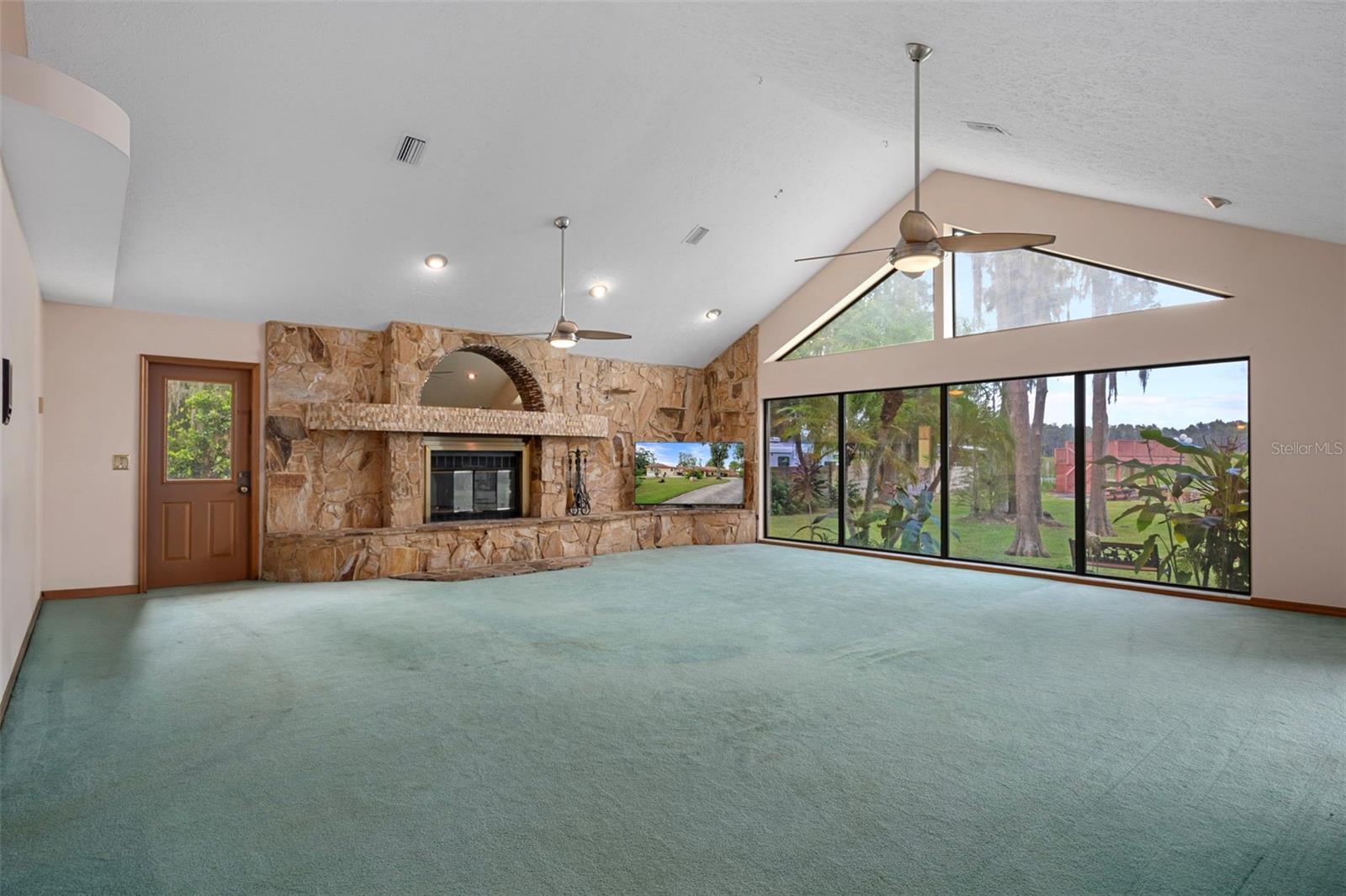 Listing photo id 3 for 228 Lakeside Drive
