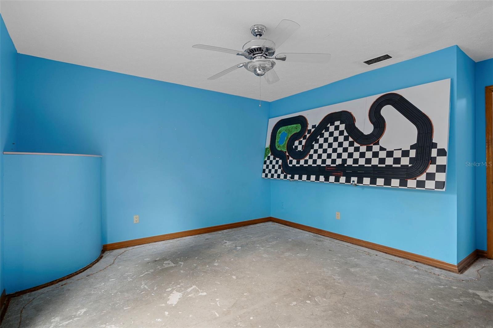 Listing photo id 55 for 228 Lakeside Drive