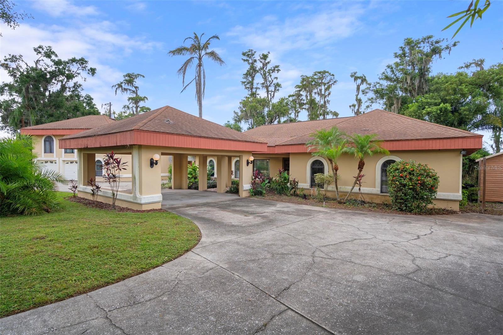 Listing photo id 4 for 228 Lakeside Drive