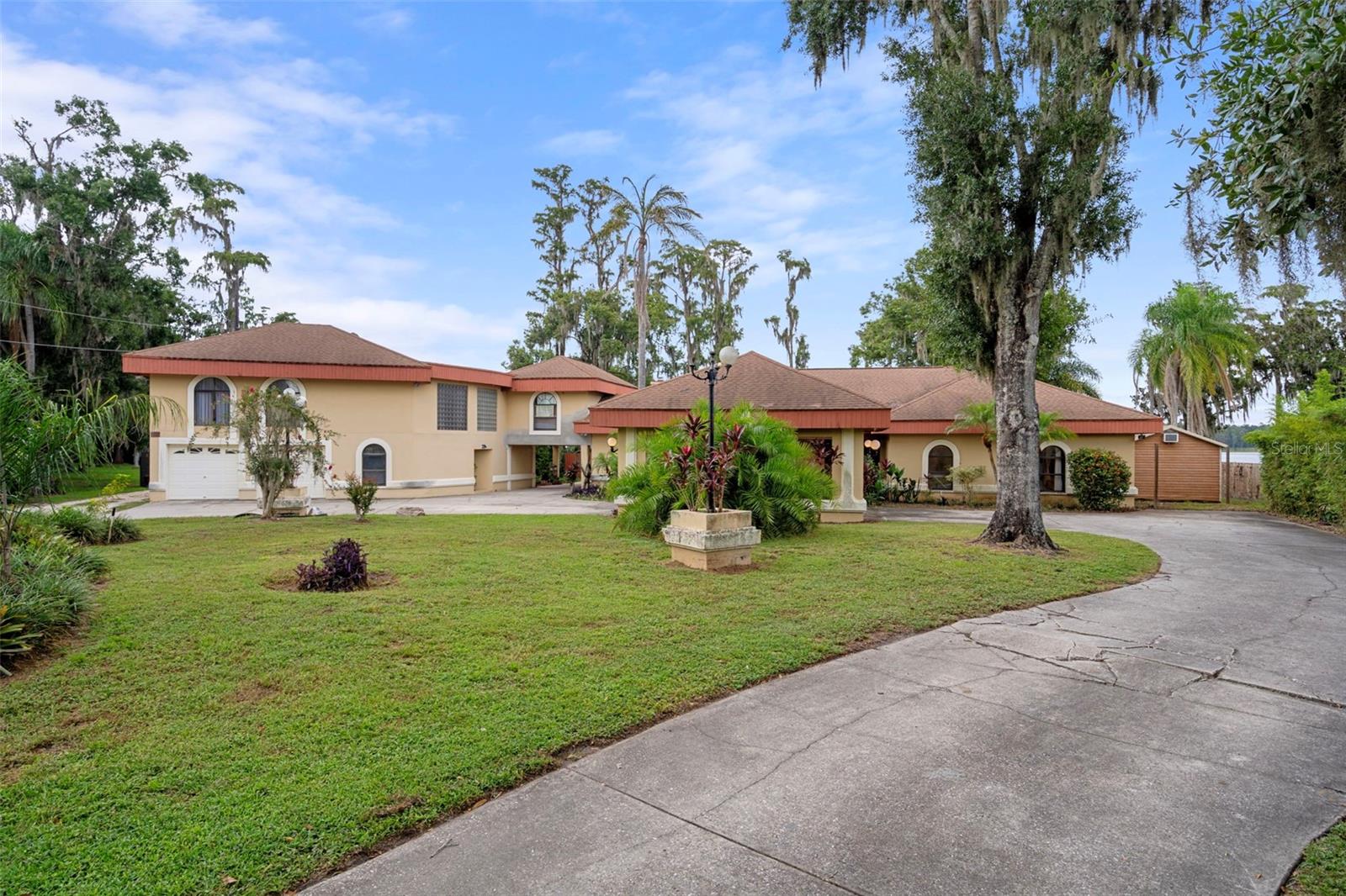 Listing photo id 5 for 228 Lakeside Drive