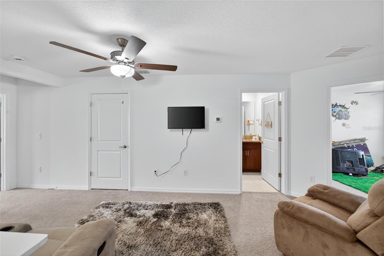 Image 32 of 52 For 14446 Editors Note Street