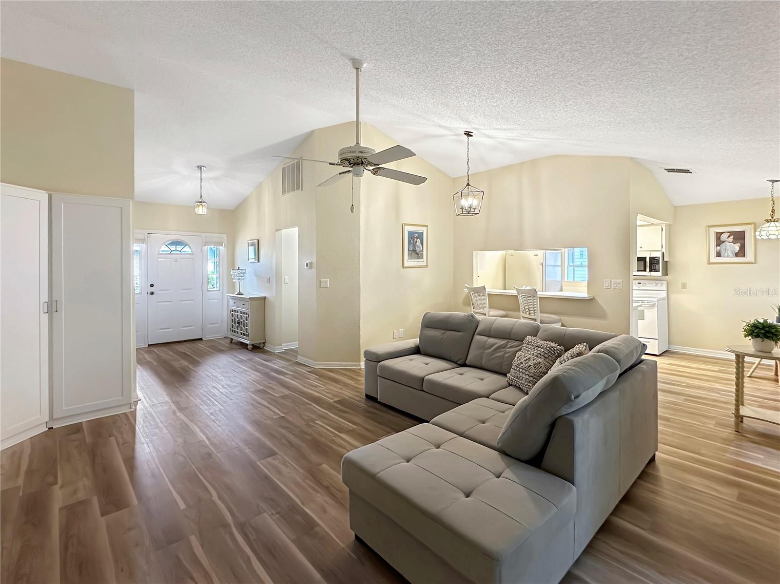 Image 11 of 54 For 11722 Currie Lane C3