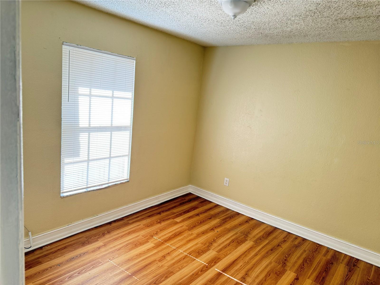 Listing photo id 8 for 21026 Voyager Boulevard 6