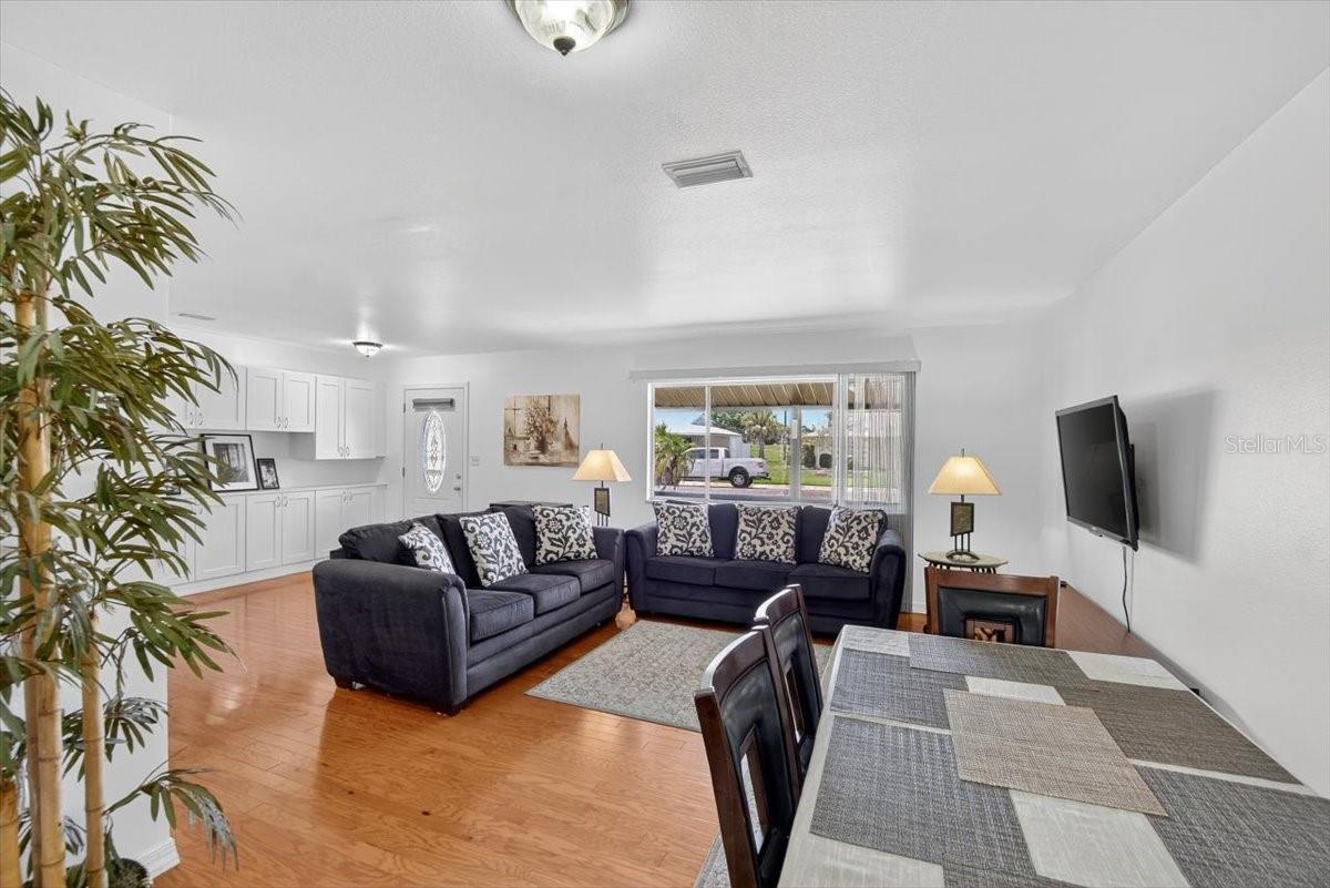 Image 14 of 44 For 715 Desert Hills Way