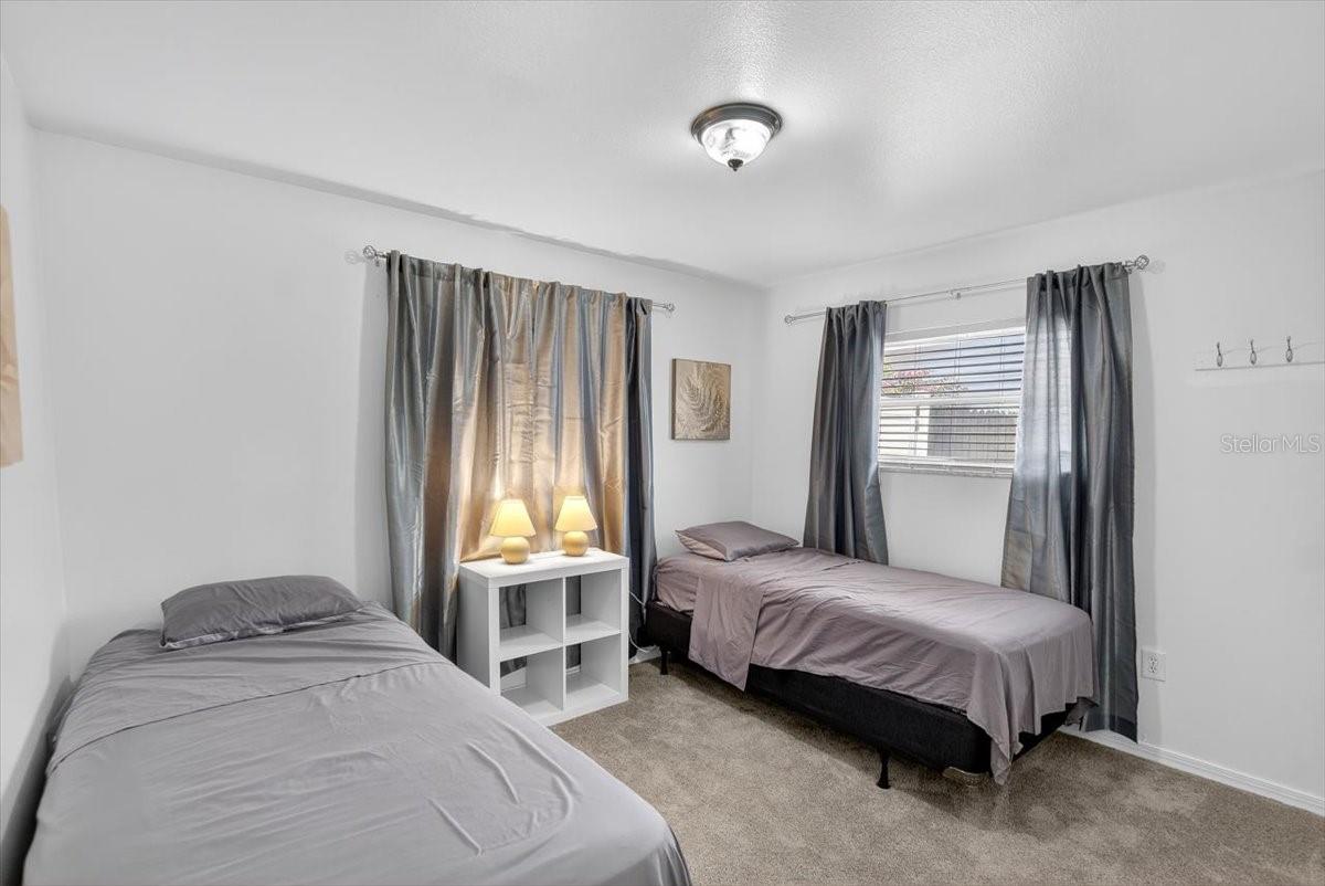 Image 27 of 44 For 715 Desert Hills Way