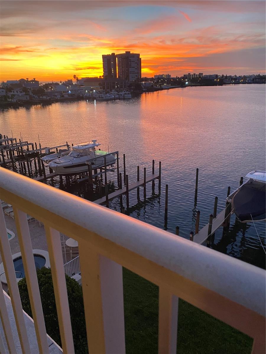 Image 4 of 30 For 17735 Gulf Boulevard 405