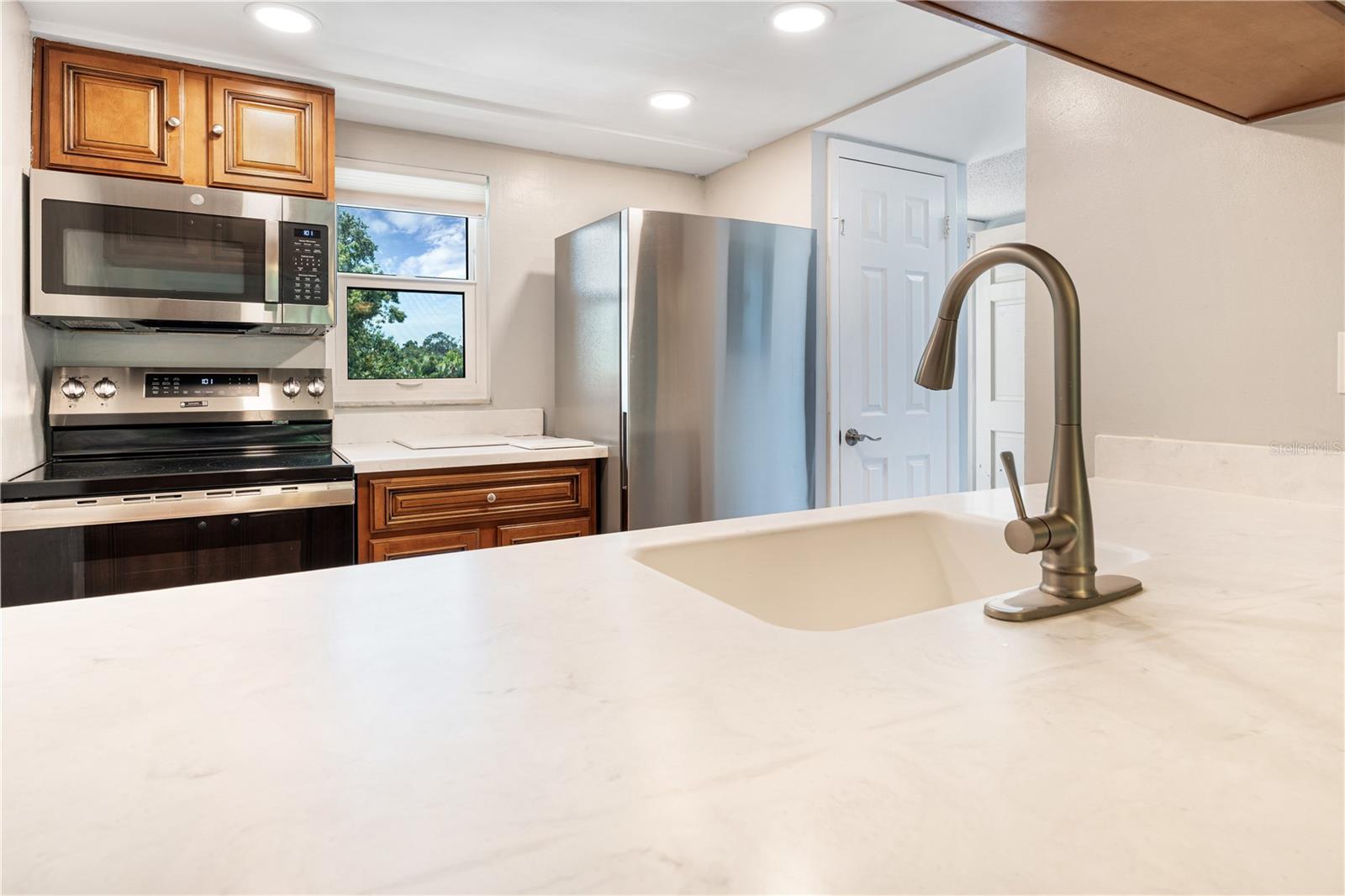 Image 7 of 31 For 12760 Indian Rocks Road 114