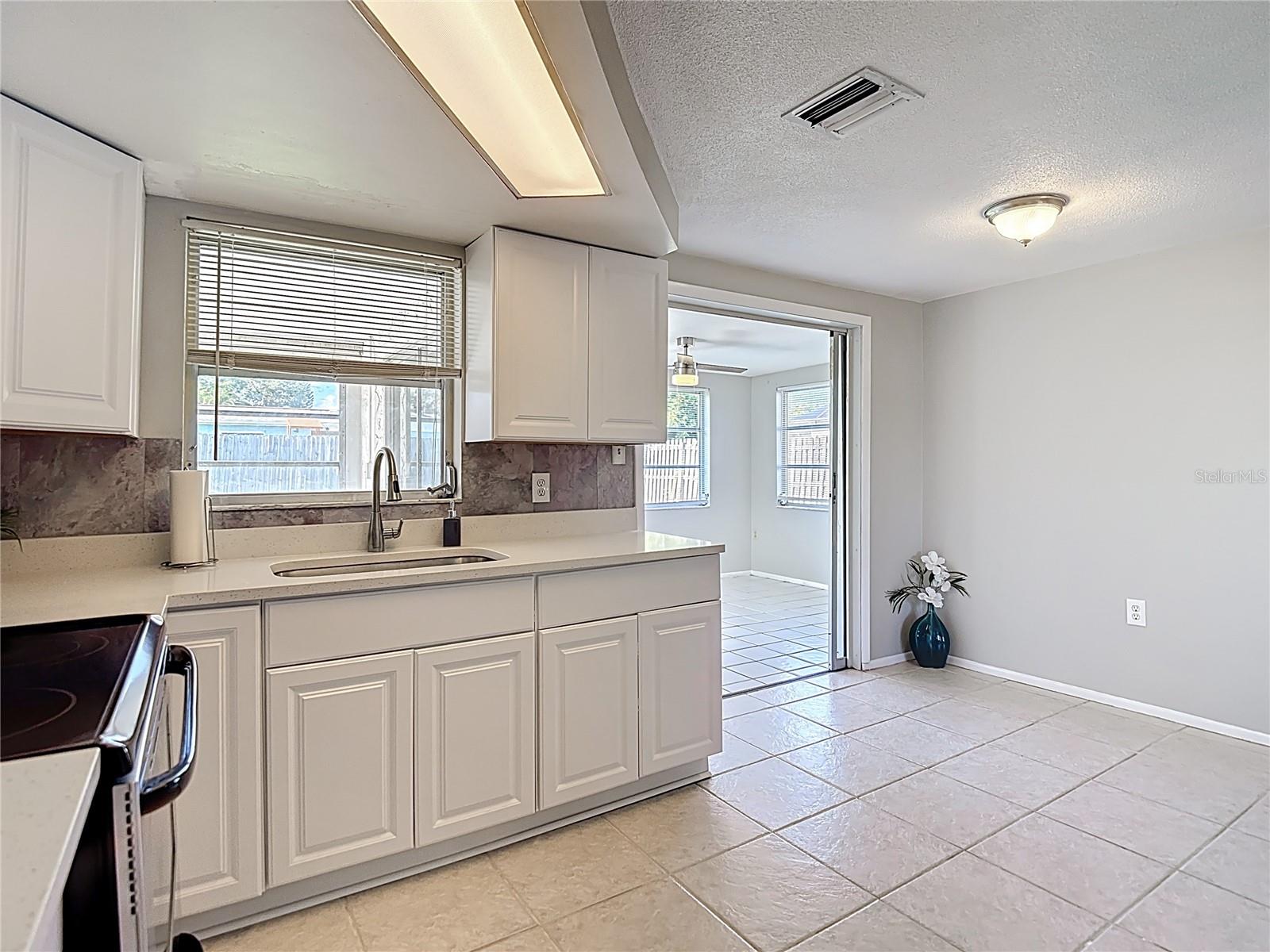 Listing photo id 10 for 3426 Pinon Dr