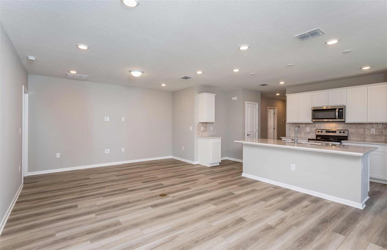 Listing photo id 2 for 3778 Hornbeam Road