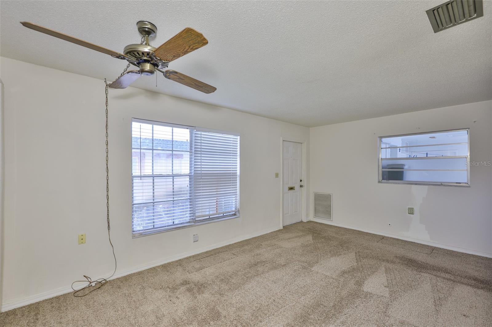 Listing photo id 10 for 7741 39th Avenue N