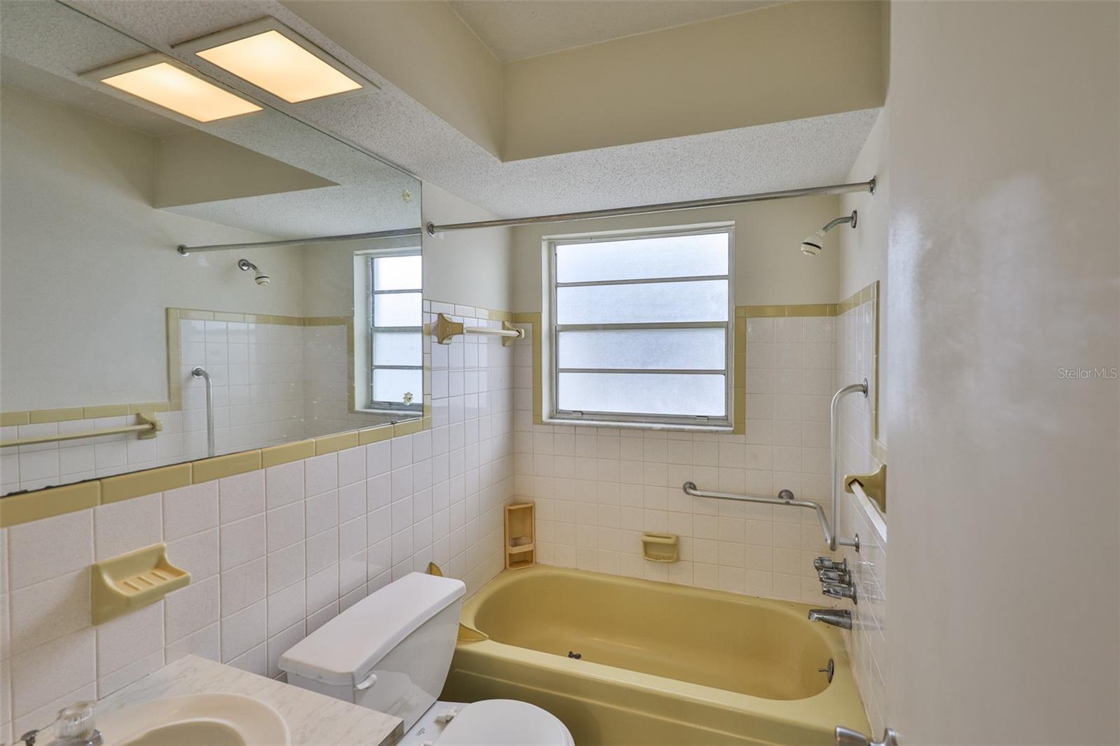 Listing photo id 11 for 7741 39th Avenue N
