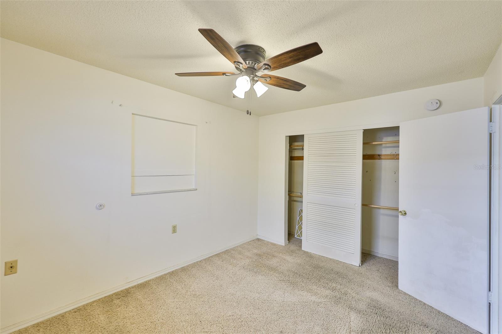 Listing photo id 13 for 7741 39th Avenue N