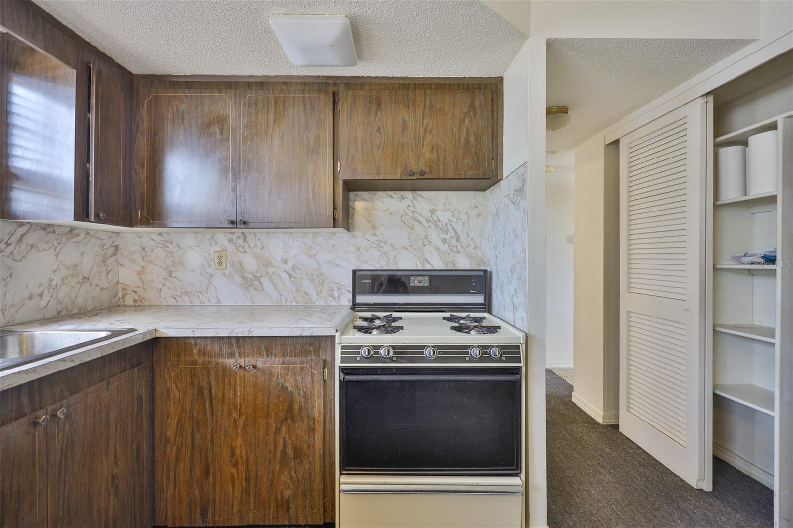 Listing photo id 15 for 7741 39th Avenue N
