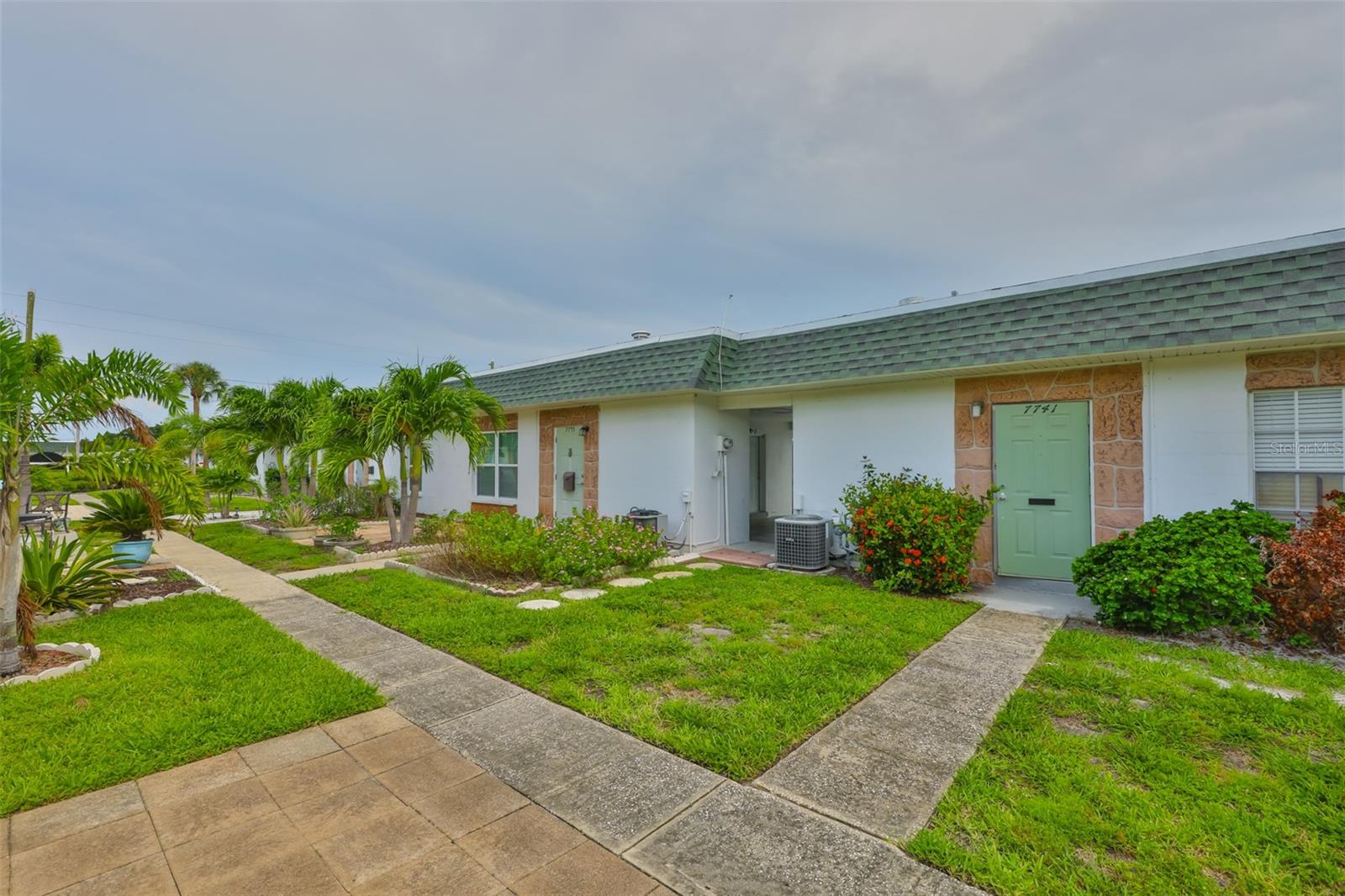 Listing photo id 0 for 7741 39th Avenue N