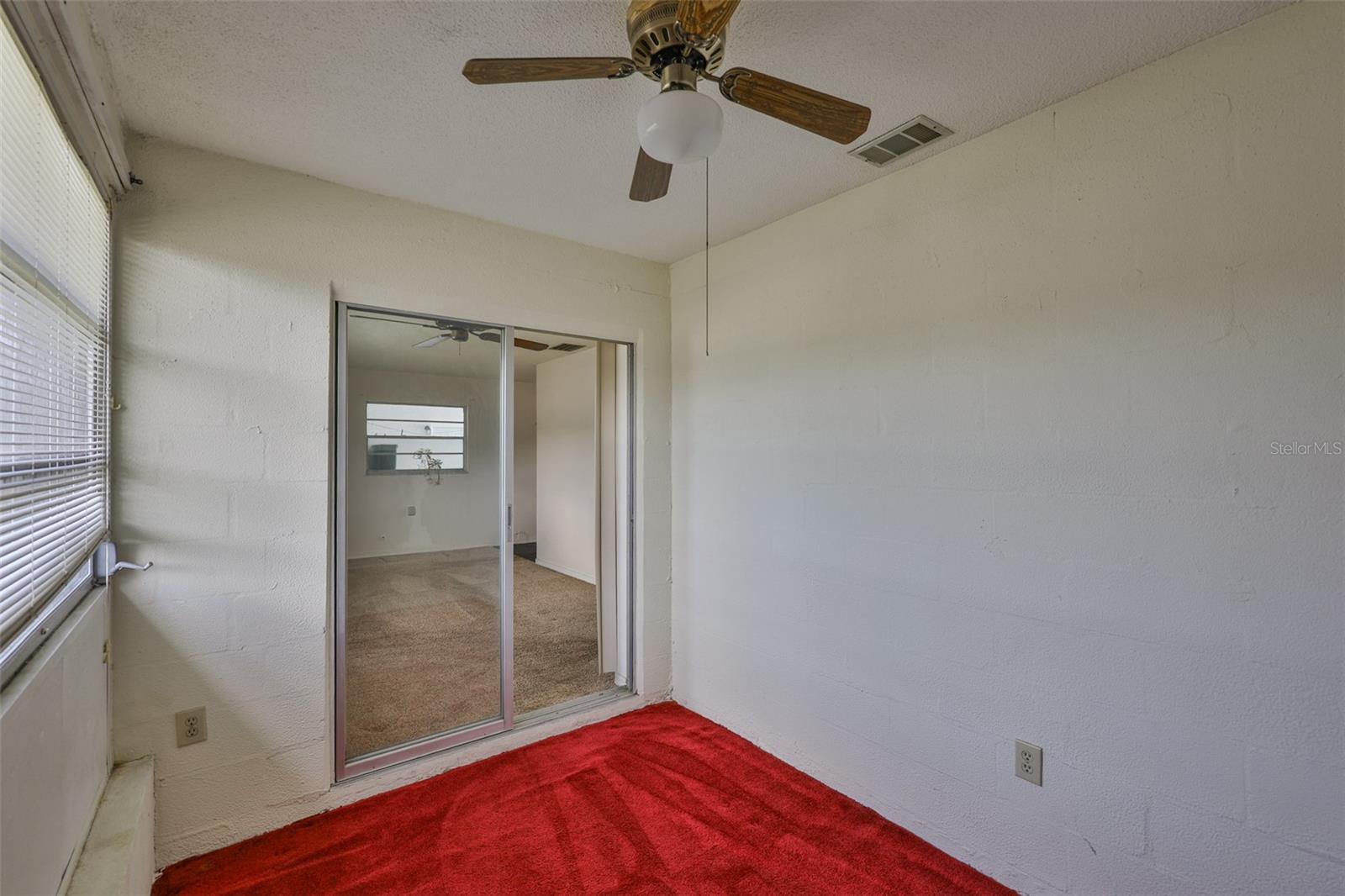 Listing photo id 18 for 7741 39th Avenue N