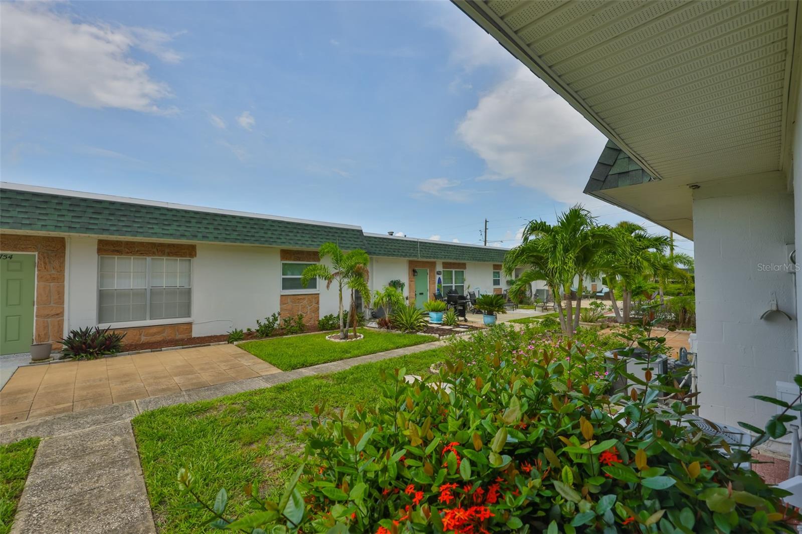 Listing photo id 1 for 7741 39th Avenue N