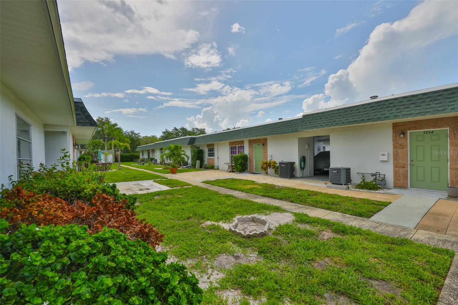 Listing photo id 2 for 7741 39th Avenue N