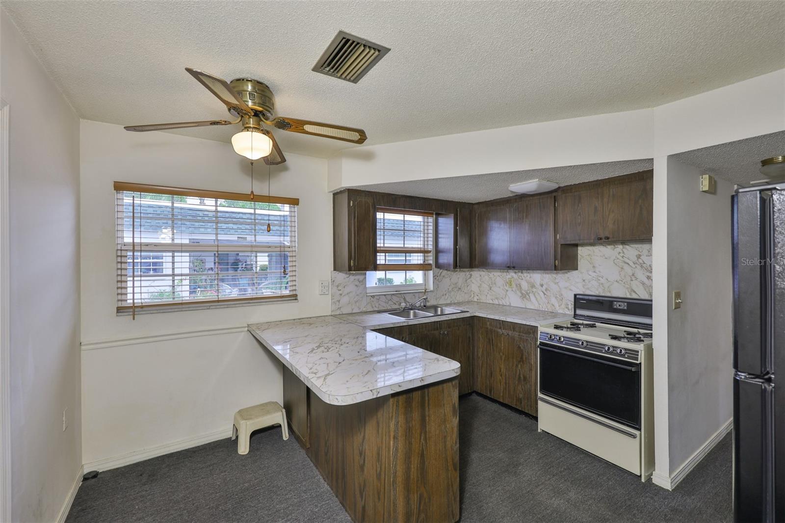 Listing photo id 3 for 7741 39th Avenue N