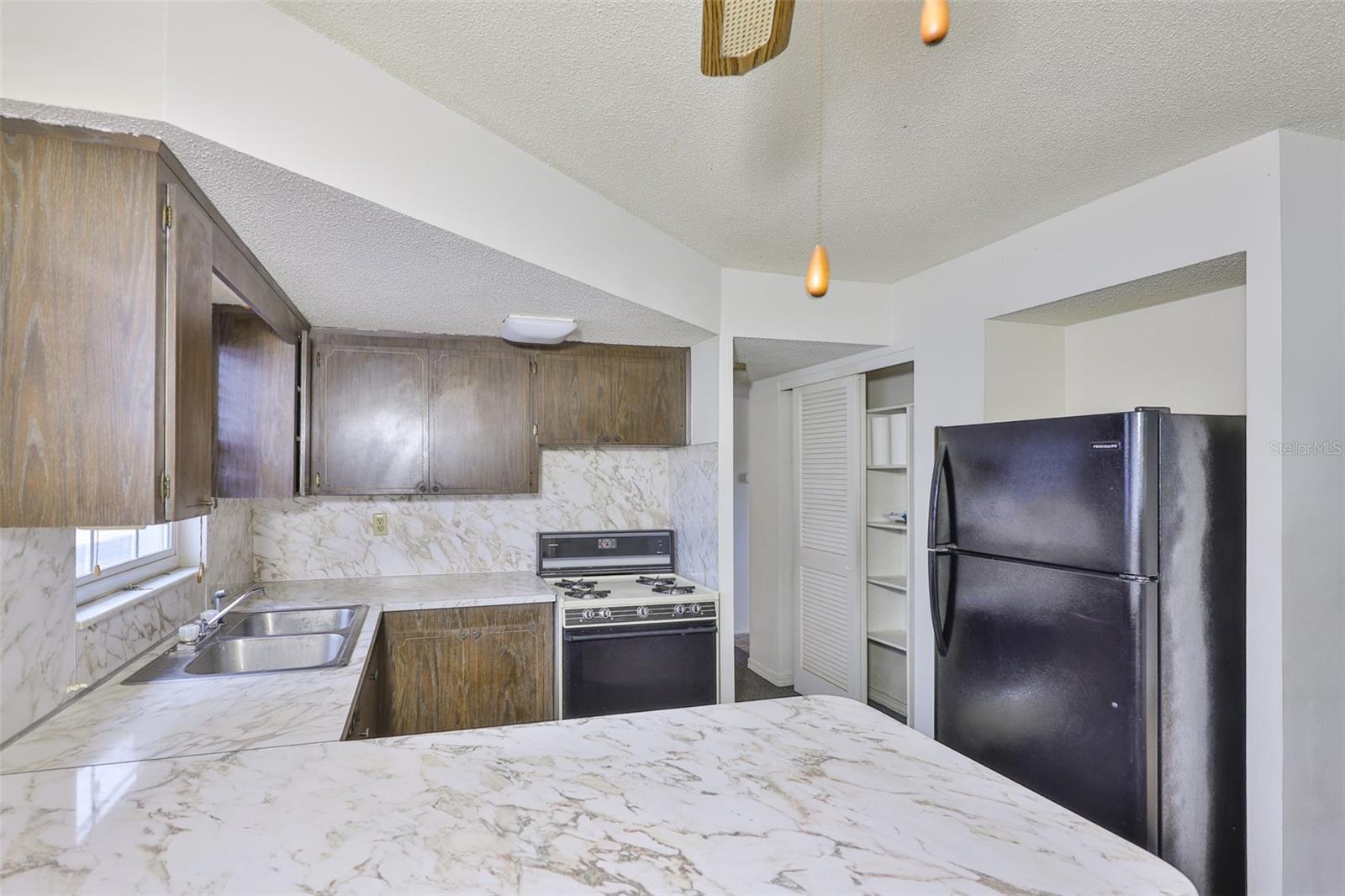Listing photo id 4 for 7741 39th Avenue N