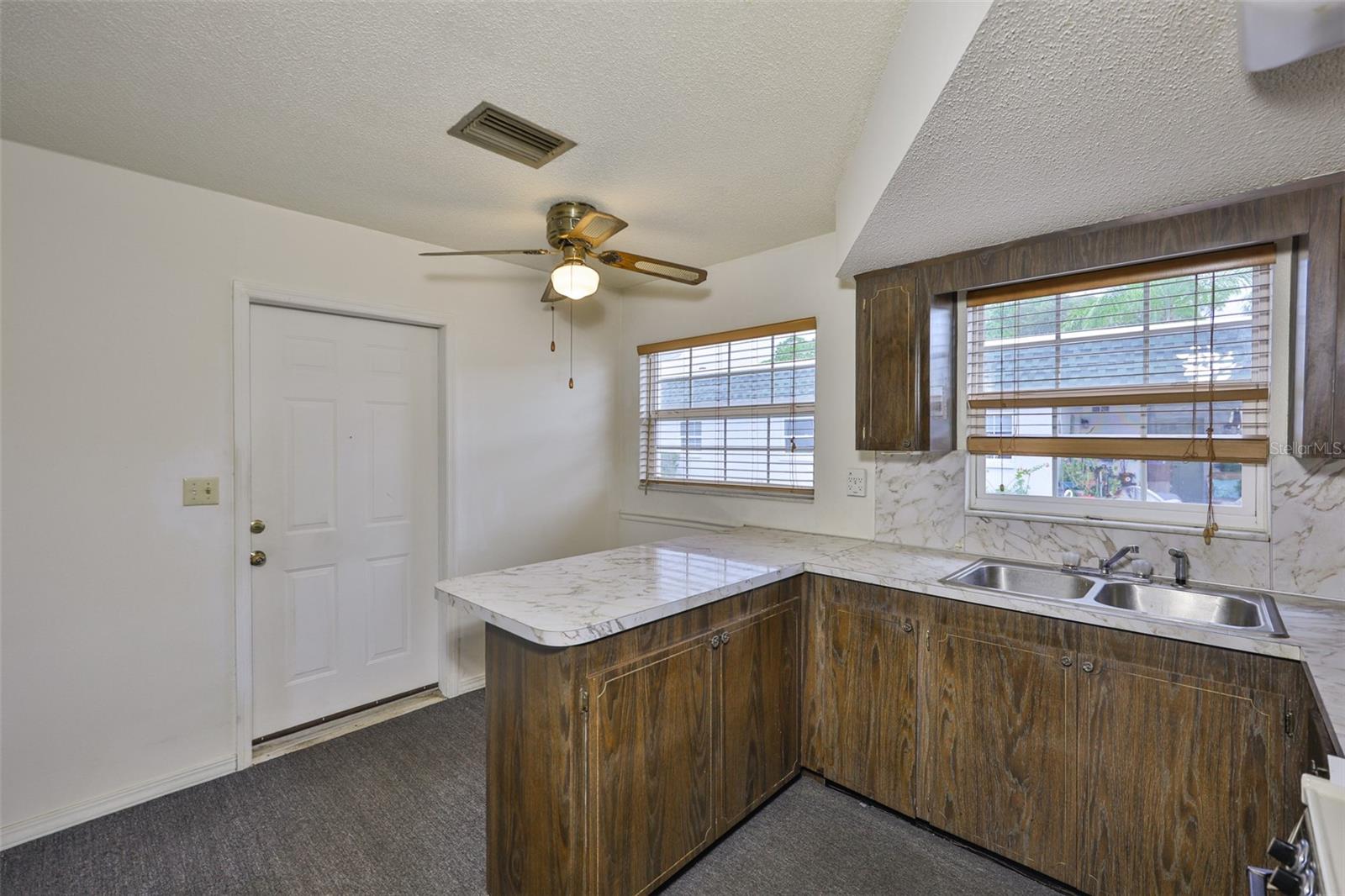 Listing photo id 6 for 7741 39th Avenue N